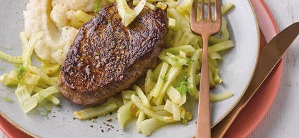 Steak mit Blumenkohlpüree und Fenchel