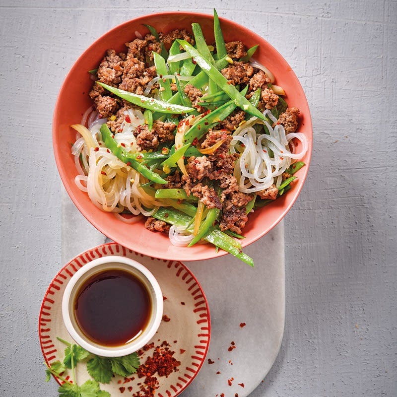 Konjaknudeln mit Zuckerschoten und Tatar