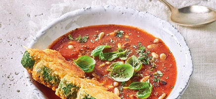 Tomatensoep met courgettespiesjes