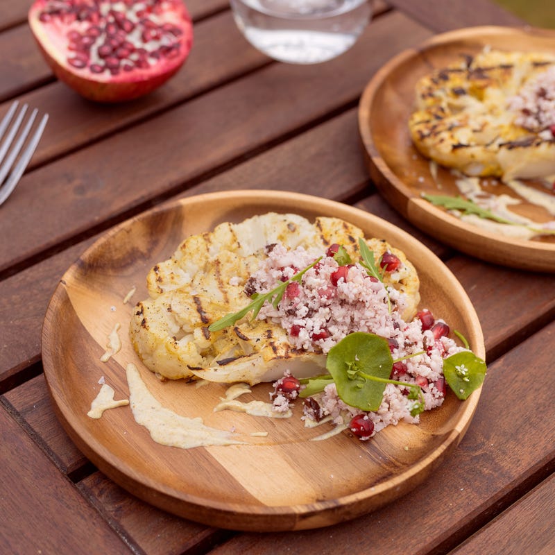 Foto van Bloemkoolsteak met granaatappel en rozijnen door WW