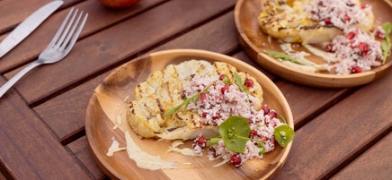 Bloemkoolsteak met granaatappel en rozijnen