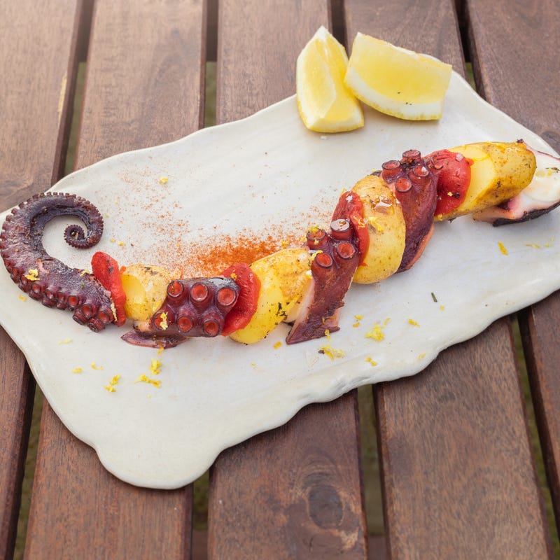 Foto van Gegrilde octopus met krieltjes en gerookte paprika door WW