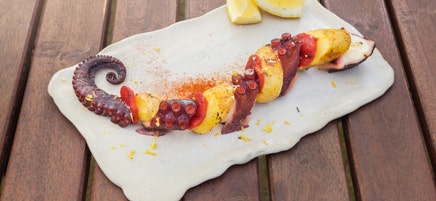 Gegrilde octopus met krieltjes en gerookte paprika