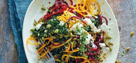 Nouilles de courge et de betterave, chou vert et feta