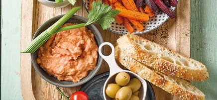 Plateau de légumes et dip poivrons-haricots
