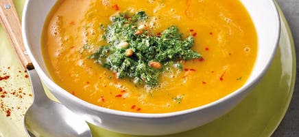 Kürbissuppe mit Kräuterpesto
