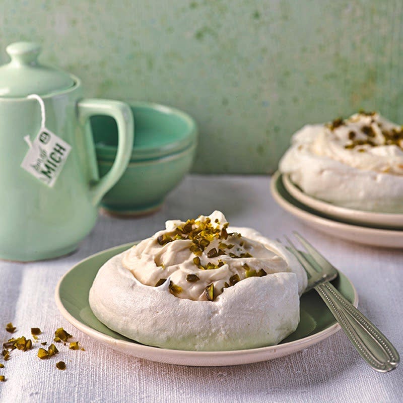 Kleine Pavlovas mit Nuss-Quark-Creme
