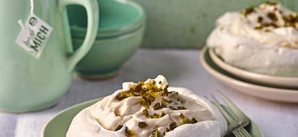 Kleine Pavlovas mit Nuss-Quark-Creme