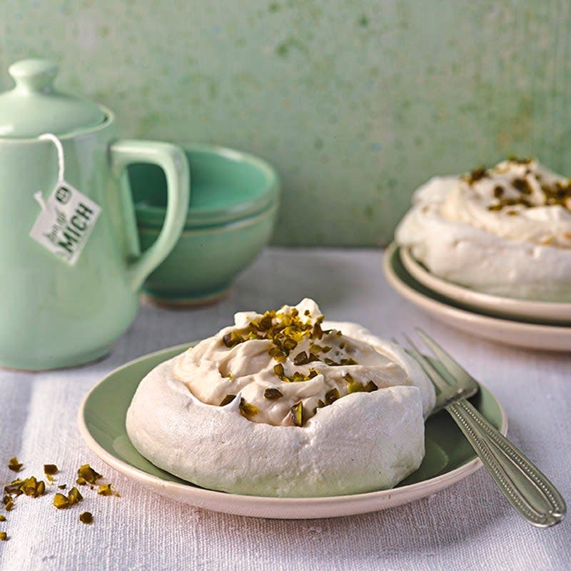 Kleine Pavlovas mit Nuss-Quark-Creme