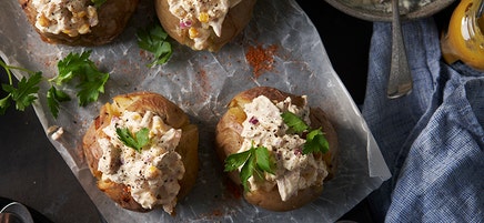 Bakad potatis med kyckling- och majsröra
