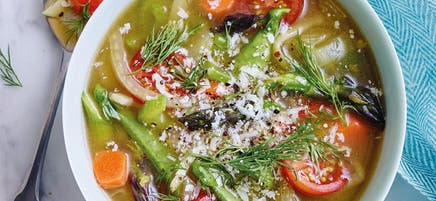 Frische Gartengemüsesuppe