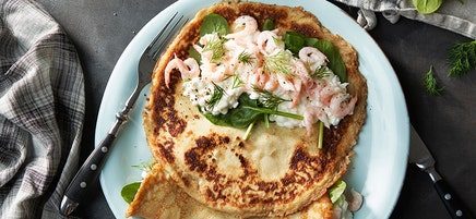 Fyllda pannkakor med räkor och cottage cheese