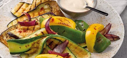 Salade de légumes grillés et dip au tahin
