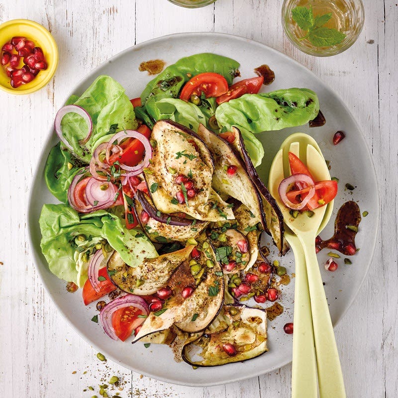 Orientalische Salatplatte mit Röstauberginen