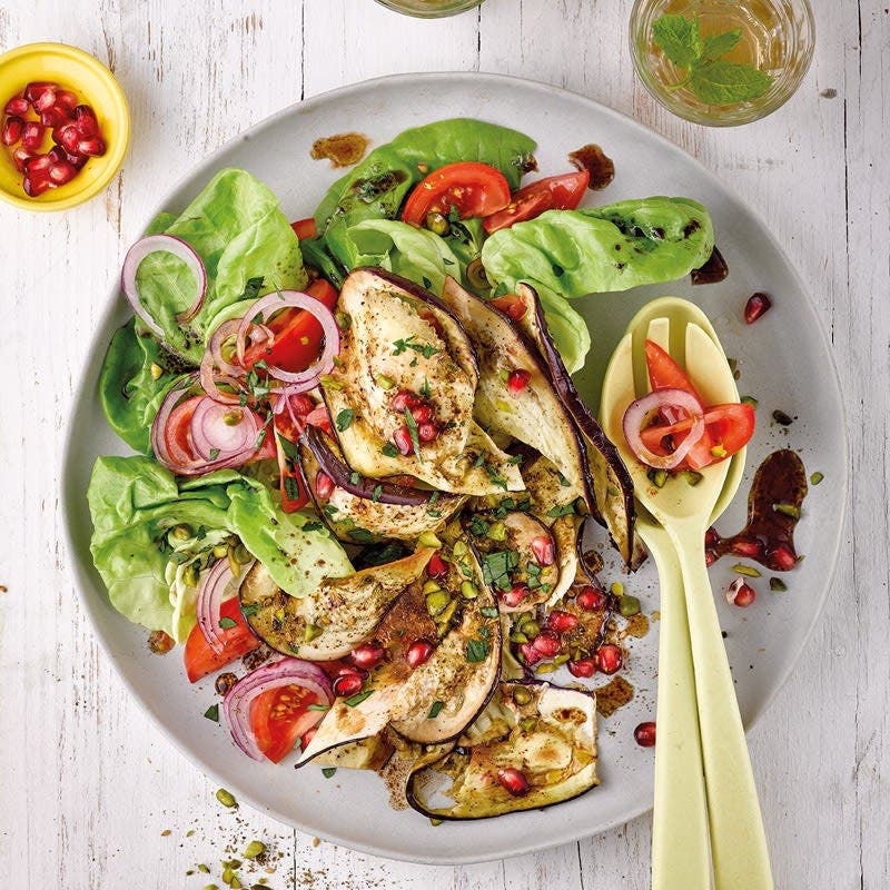 Orientalische Salatplatte mit Röstauberginen