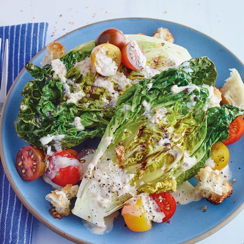 Gegrillter Caesarsalat mit Tomaten
