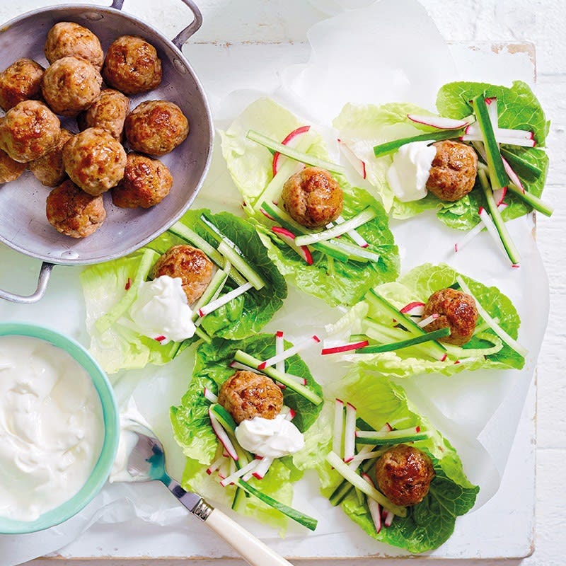 Würzige Geflügelbällchen-Salat-Cups