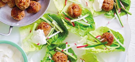 Würzige Geflügelbällchen-Salat-Cups