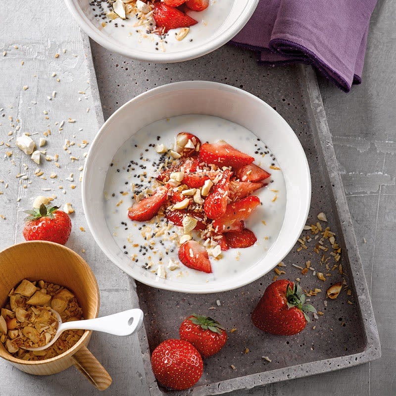 Chia-Kokos-Joghurt mit Erdbeeren