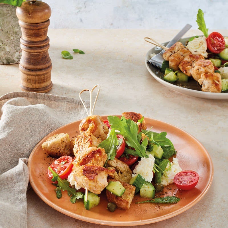 Italienischer Brotsalat mit Hähchenspießen
