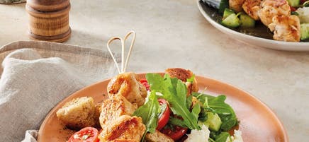 Salade de pain à l’italienne et brochettes de poulet