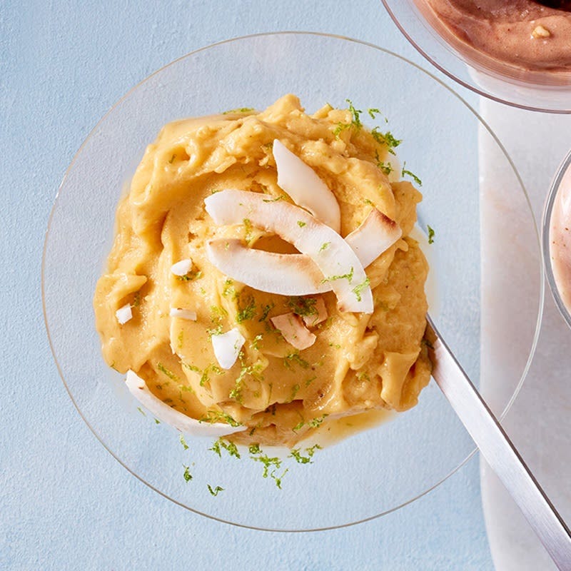 Mango-Nicecream mit Kokos und Limette