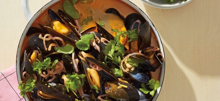 Mussels in red curry–coconut broth