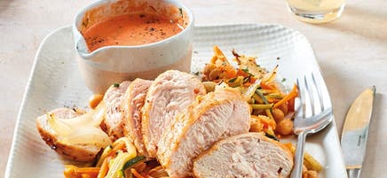 Poulet, légumes au four et sauce au poivron
