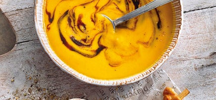 Kürbissuppe mit Hähnchenspießen