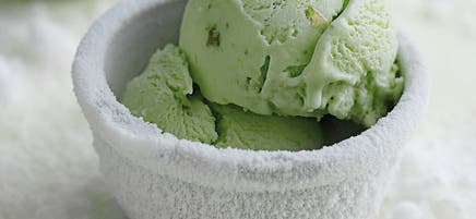 Limettenglace mit Pistazien