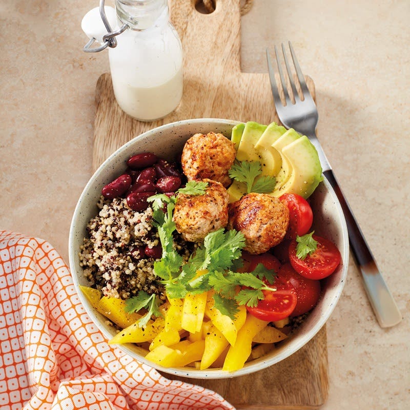 Feurige Quinoabowl mit Hackbällchen