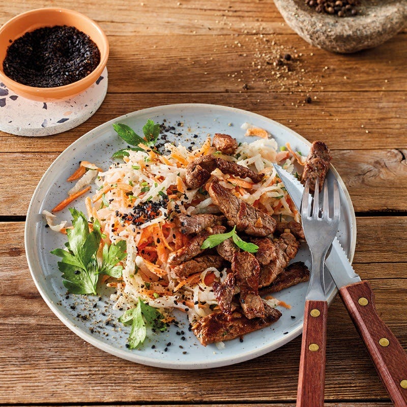 Karotten-Sesam-Salat mit Steakstreifen