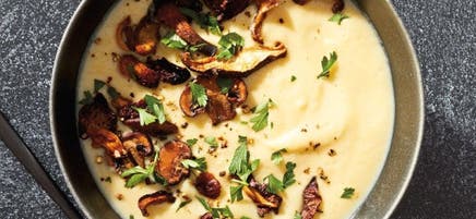 Soupe crémeuse de chou-fleur avec champignons croustillants