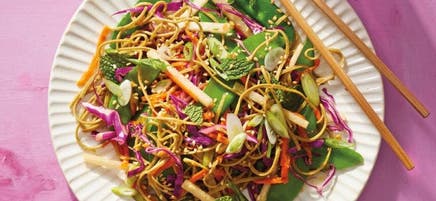 Salade de nouilles arc-en-ciel avec vinaigrette à la lime