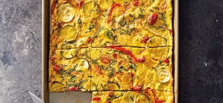 Frittata aux légumes sur la plaque