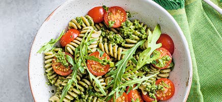 Fusilli med grönkålspesto och tomat