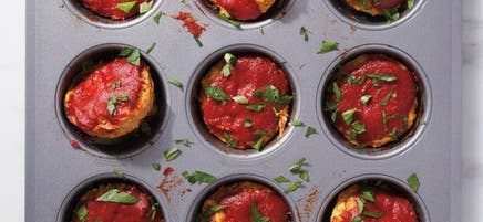 Pains de viande à la dinde dans un moule à muffins