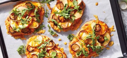 Pizzas de pâte à deux ingrédients aux pommes, au cheddar et aux saucisses