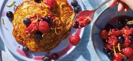 Crêpes aux bananes sans farine avec sirop d’érable et petits fruits