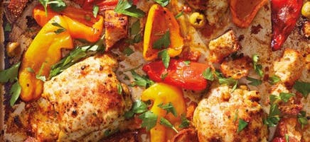 Poulet rôti avec poivrons et olives sur la plaque