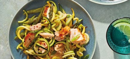 Bols de spaghettis de courgette au saumon au sésame