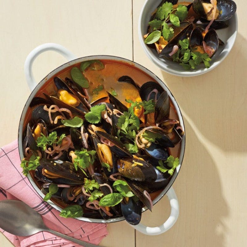 Photo de Moules dans un bouillon au cari rouge et à la noix de coco par WW