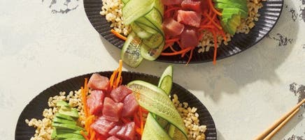 Bols de riz de sushi au thon