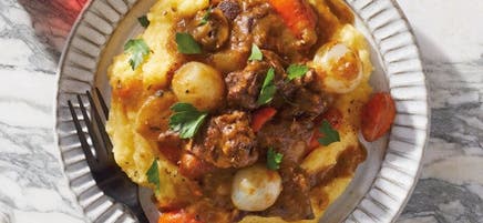 Bols de polenta et de bœuf