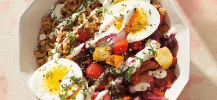 Bols de grains céréaliers au porc et aux légumes avec yogourt citronné