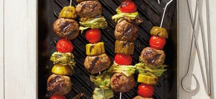 Brochettes de hamburgers avec sauce spéciale
