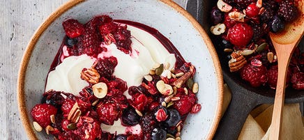 Griechischer Joghurt mit warmem Beerengranola