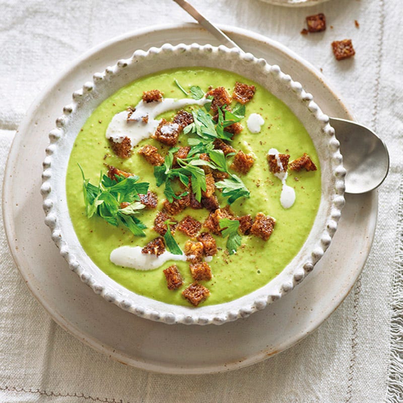 Erbsen-Wurzel-Suppe mit Knoblauchcroûtons