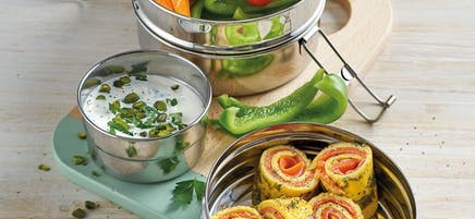 Bento de rouleaux d'omelette au saumon
