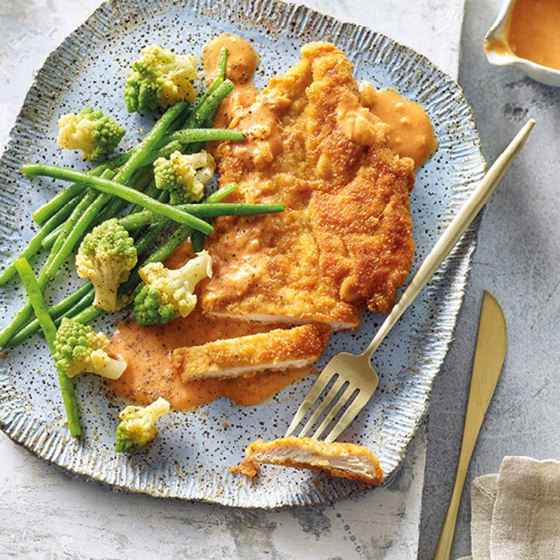 Schnitzel mit Gemüse und Rahmsauce